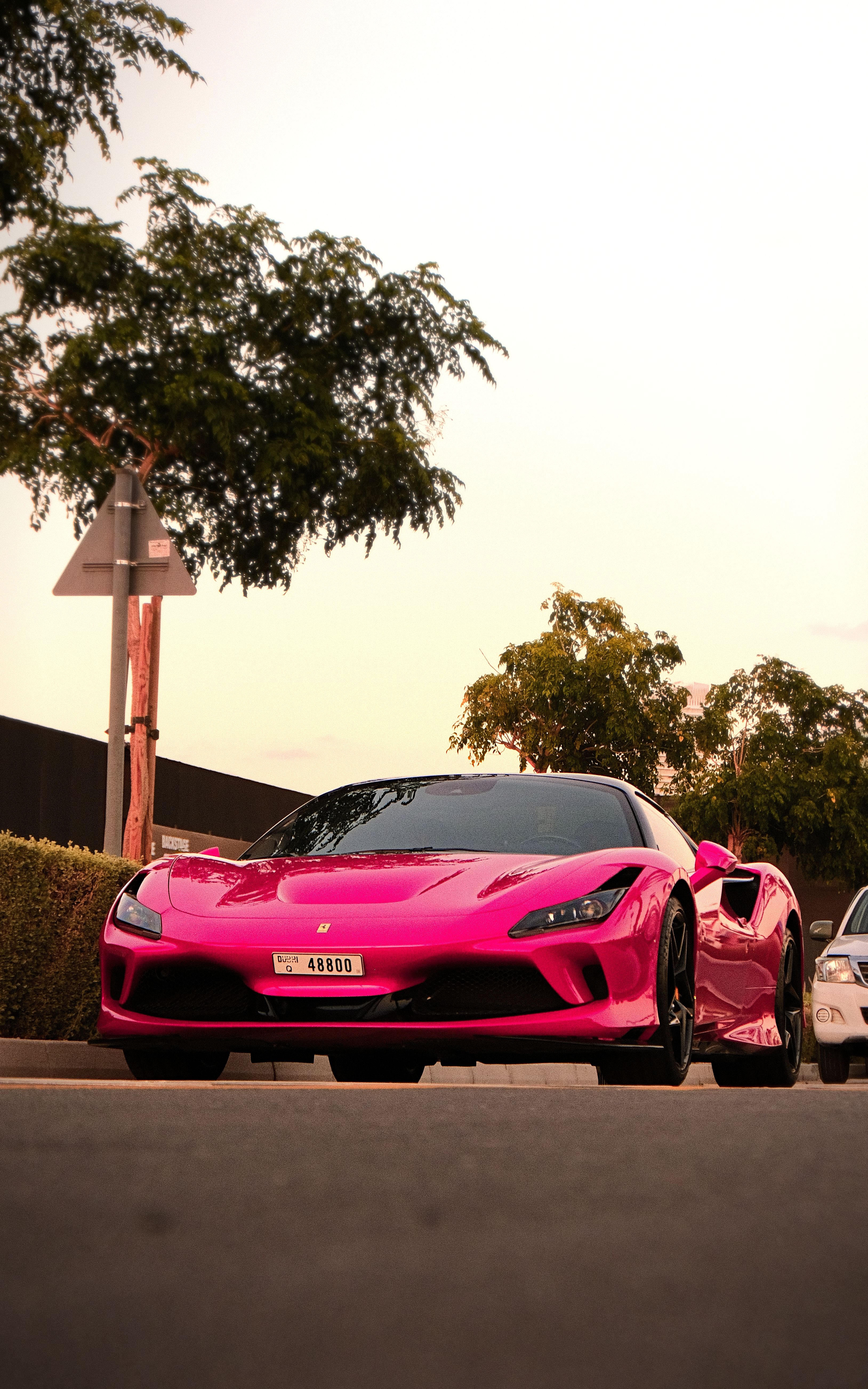 Ferrari F8 Rosa En El Paisaje Urbano De Dubái Al Anochecer · Foto de ...