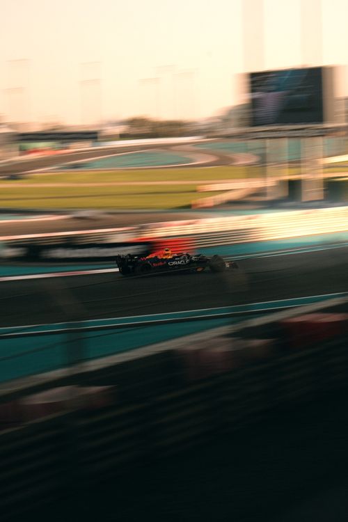 Free Fomula 1 Abu Dhabi Grand Prix | Red Bull Racing into the Sun Stock Photo