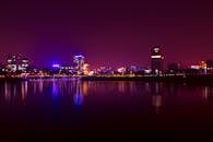 达卡夜空中令人惊叹的天际线，倒映在平静的水面上，生动而美丽