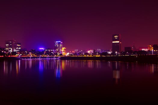 达卡夜空中令人惊叹的天际线，倒映在平静的水面上，生动而美丽