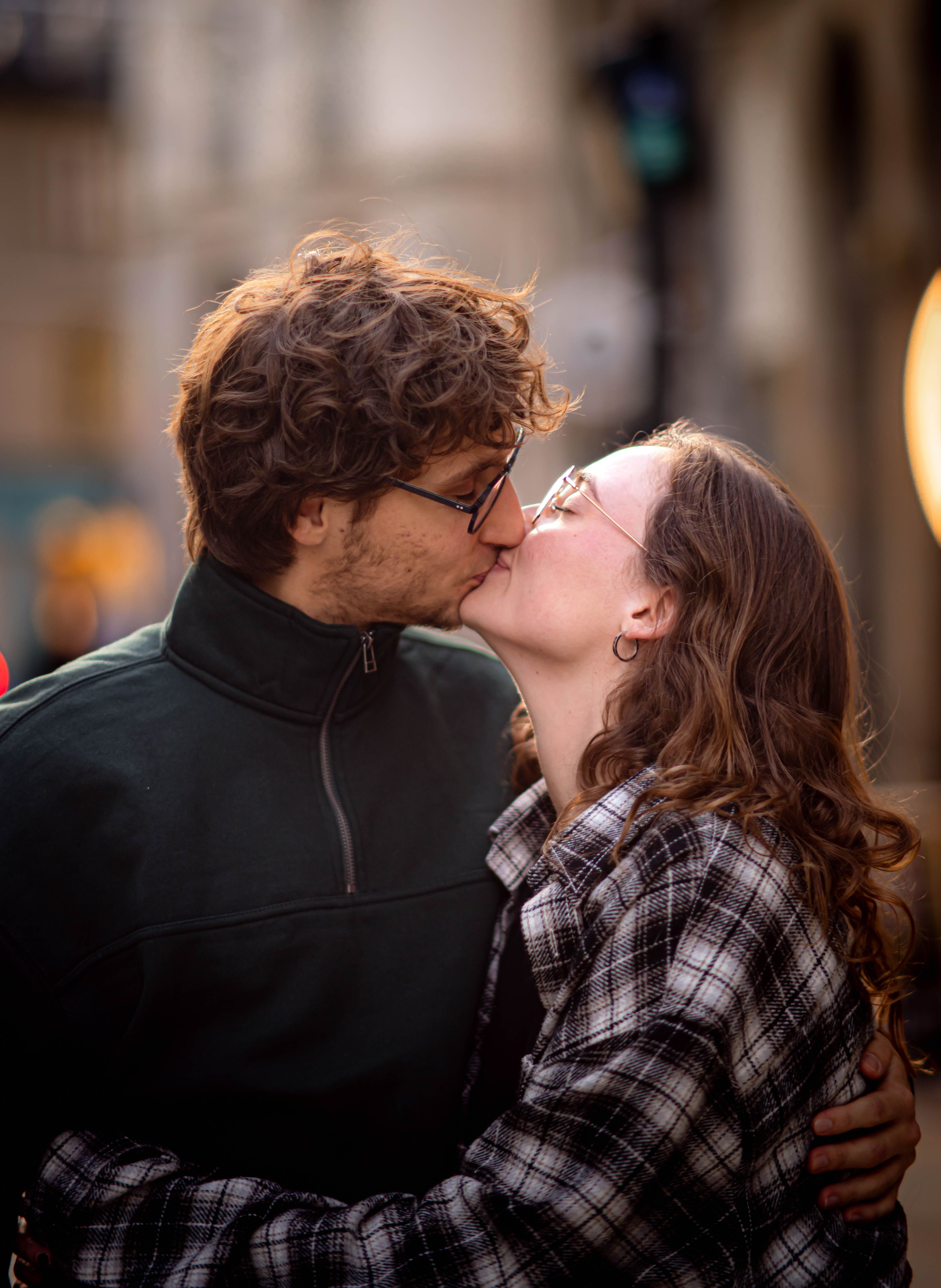Pareja Romántica Besándose En Una Calle De La Ciudad · Foto de stock ...