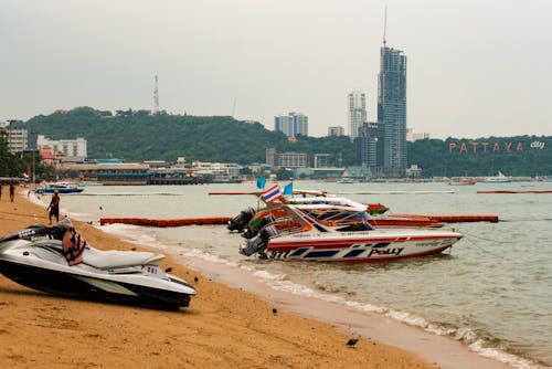 Foto profissional grátis de à beira-mar, embarcação, lancha