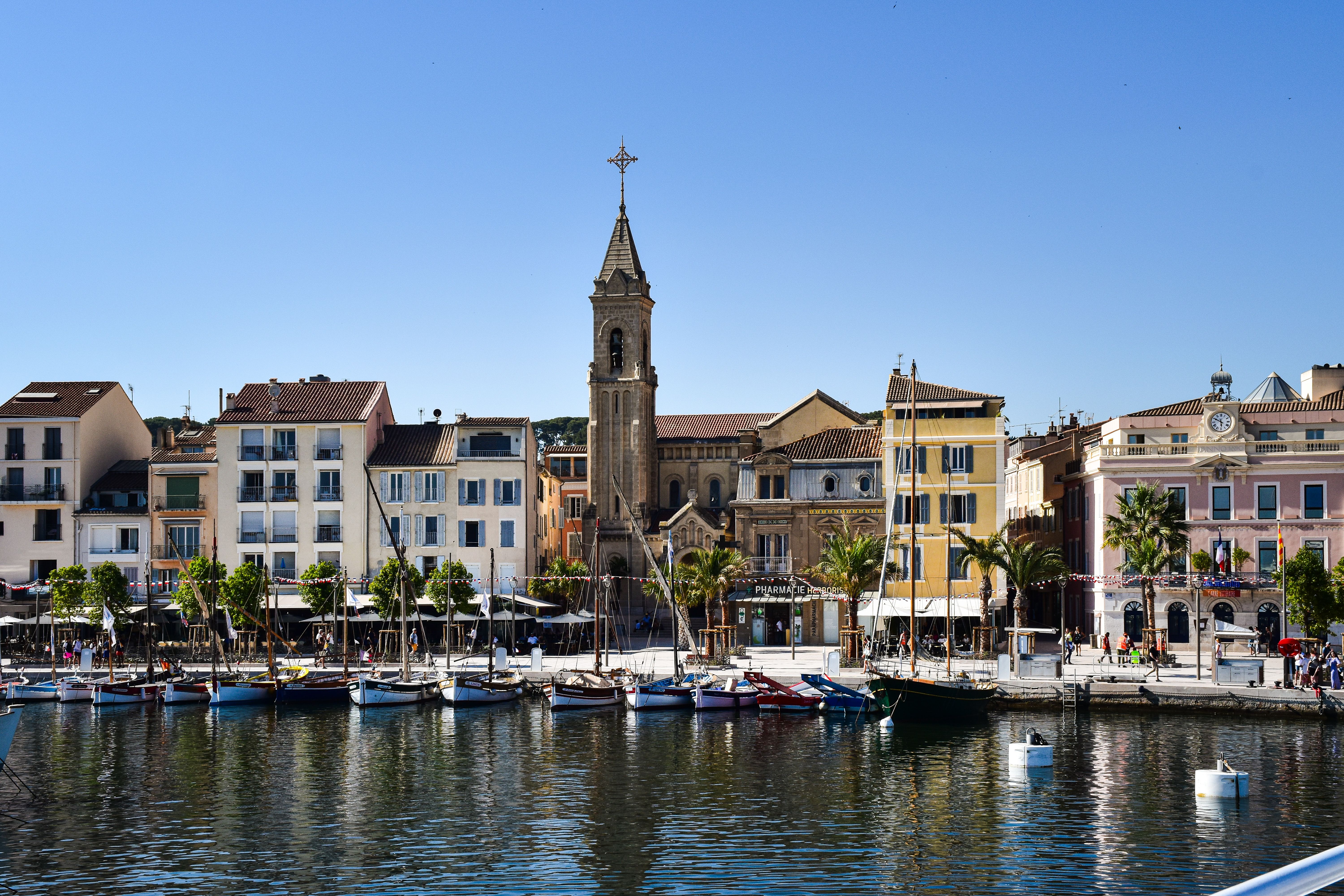 Vue panoramique du port de Cassis avec ses bâtiments colorés et ses bateaux en Provence, France