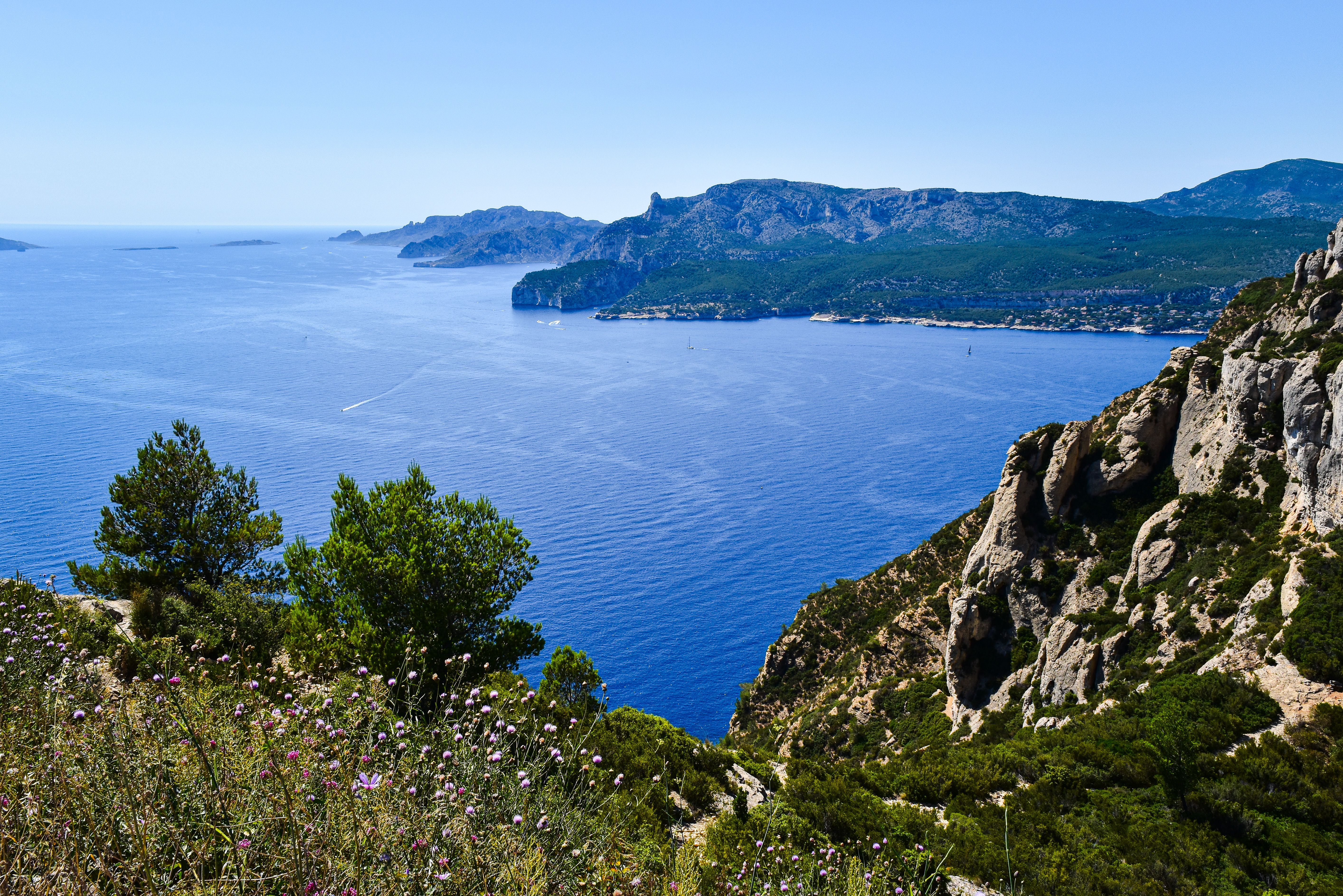Breathtaking coastal view in Provence-Alpes-Côte d'Azur, capturing cliffs and the Mediterranean Sea. Breathtaking coastal view in Provence-Alpes-Côte d'Azur, capturing cliffs and the Mediterranean Sea.