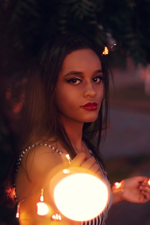 Femme Portant Un Haut Rayé Blanc Et Noir