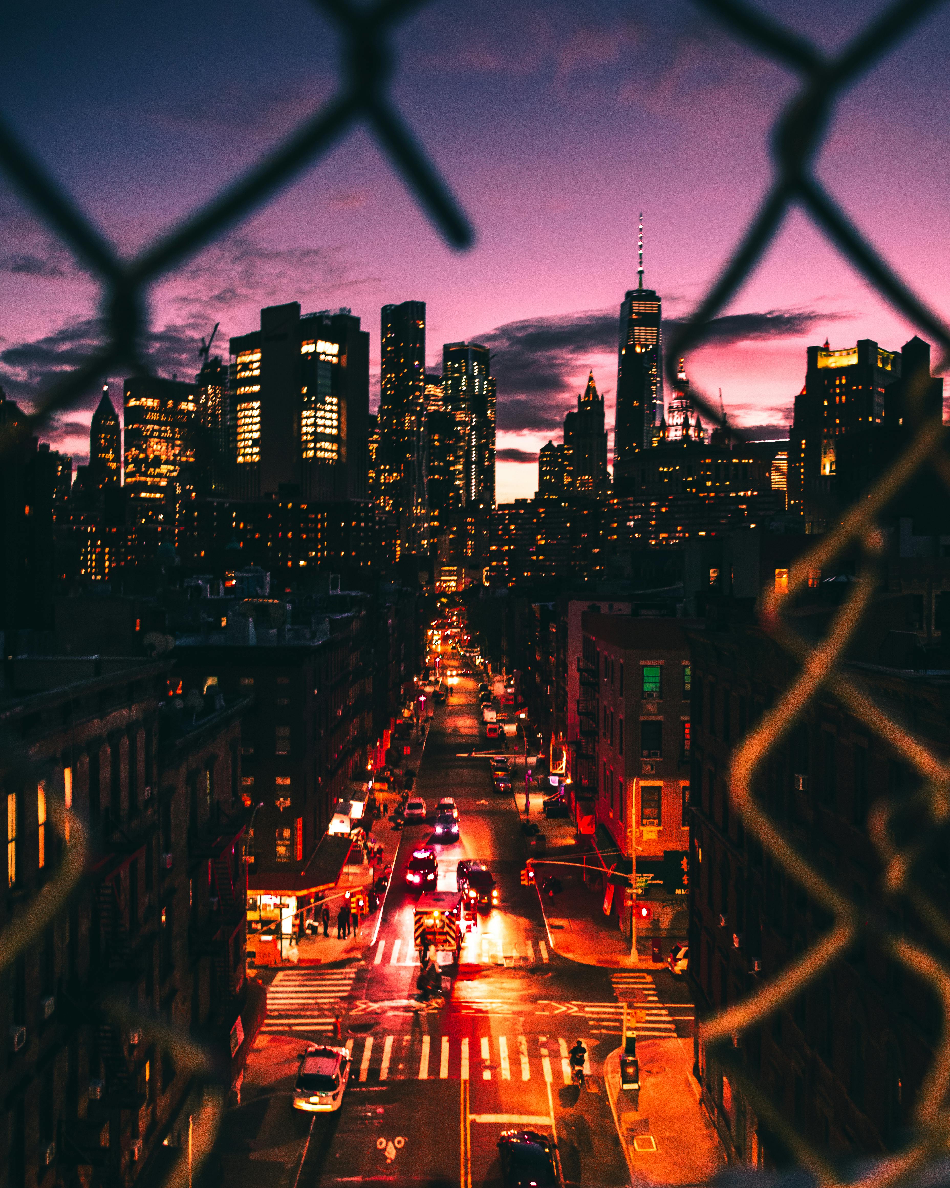 暮色中，探索迷人的纽约市天际线，欣赏灯火通明的摩天大楼与繁华的街道