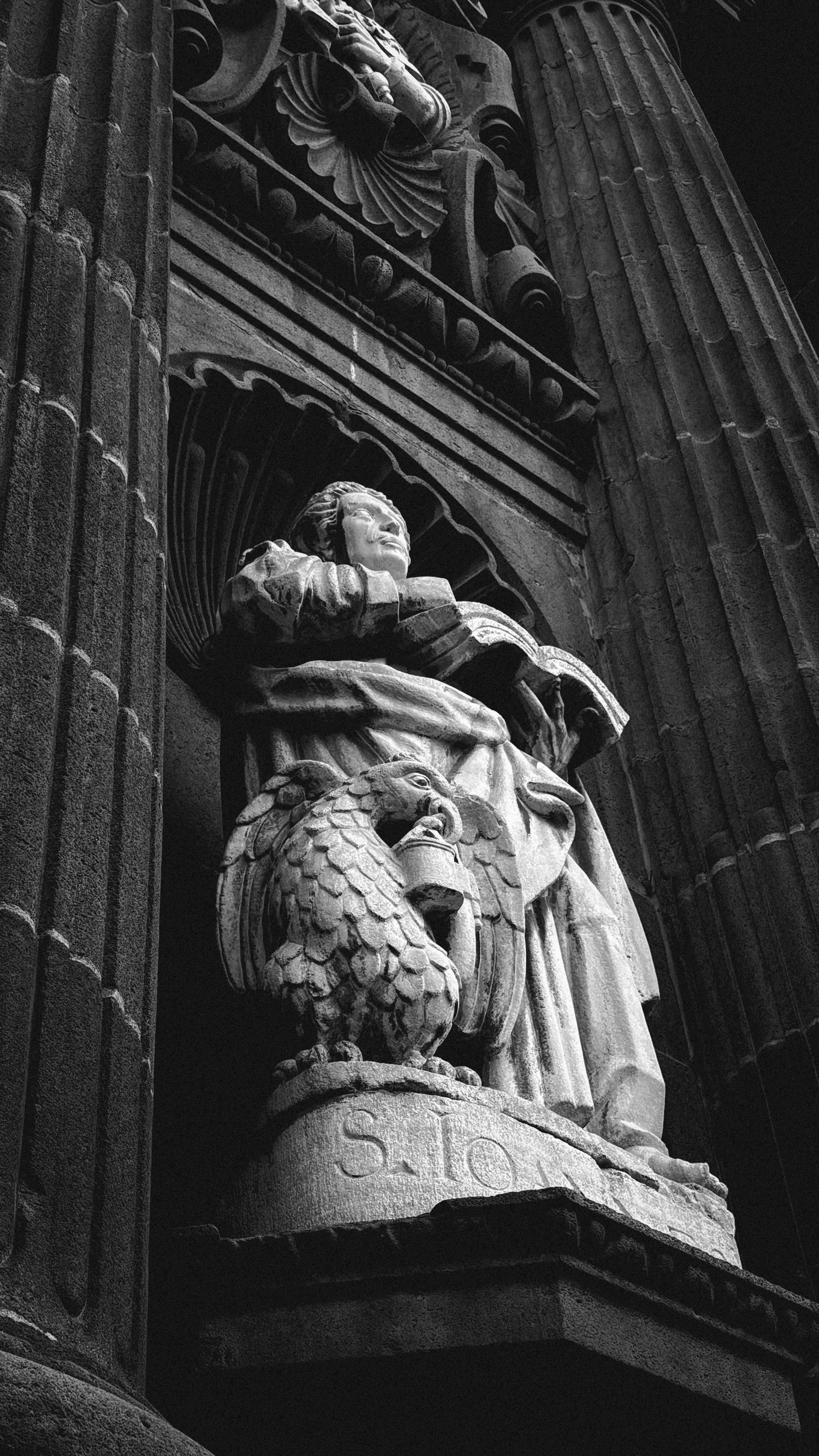 Black and white image of a detailed architectural statue with columns in Puebla, Mexico.