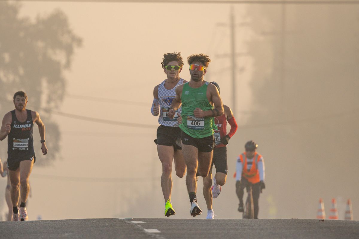 Nhóm runner chạy marathon buổi sáng sớm