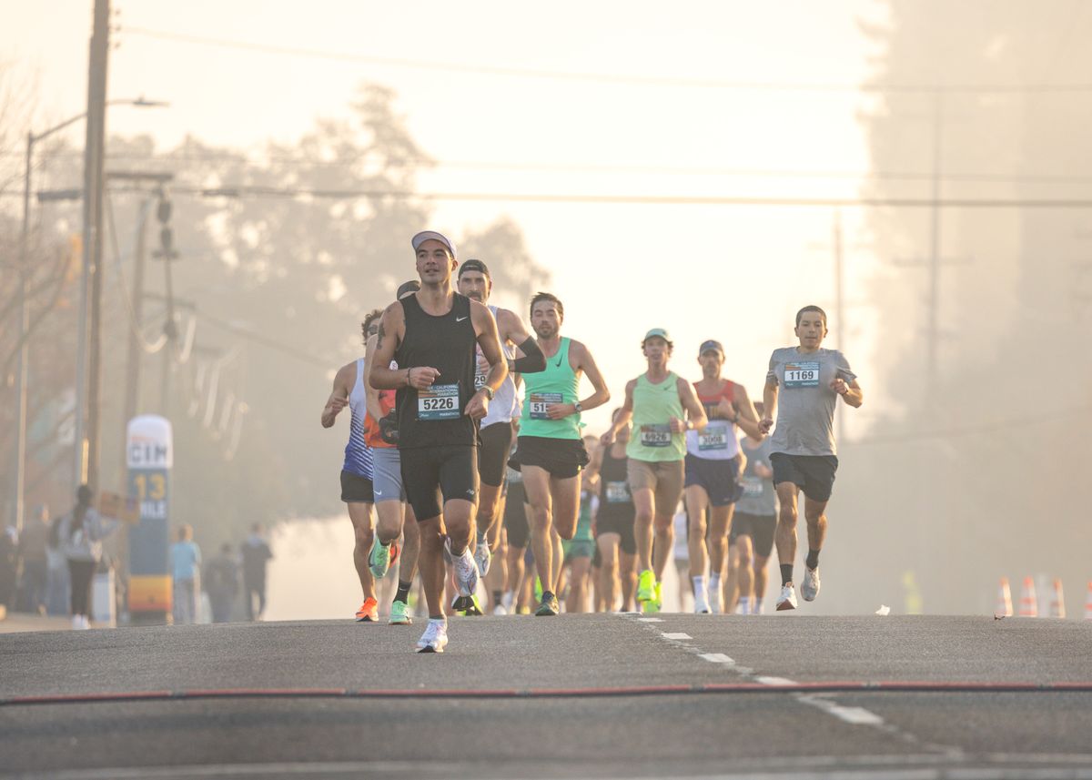 Runner tham gia giải chạy marathon buổi sáng sớm