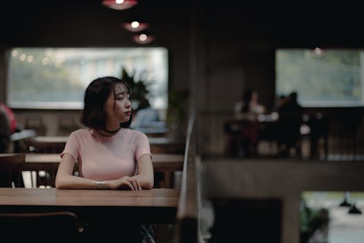 カフェでひとり考え事をする女性