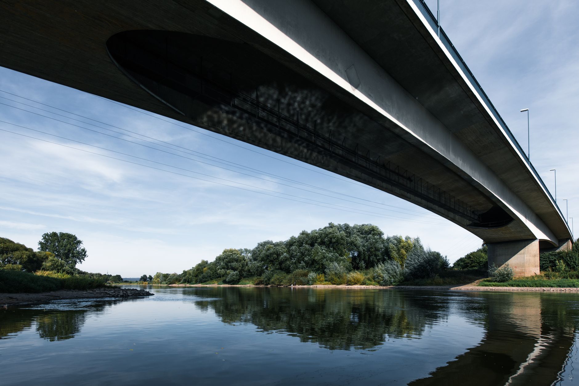 Gesperrte Autobahnbrücke in Deutschland mit Absperrschildern