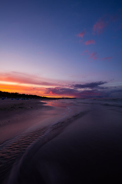 黎明期間海灘的風景照片