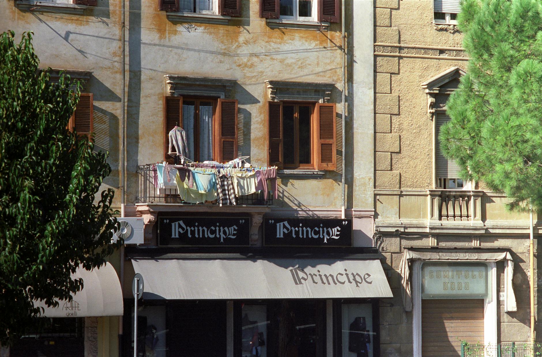 A picturesque view of a historic building facade in Sora, Lazio, featuring laundry on a balcony.