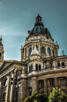 一座历史悠久、拥有令人印象深刻圆顶的大教堂，展示着迷人的古典建筑景色