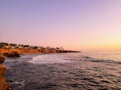 圣地亚哥海岸线宁静的日落景色，平静的海浪和充满活力的天空