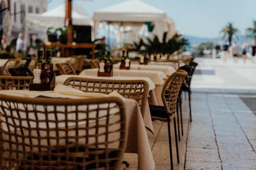 迷人的户外餐厅里，桌子和长廊的景色摆放得整整齐齐