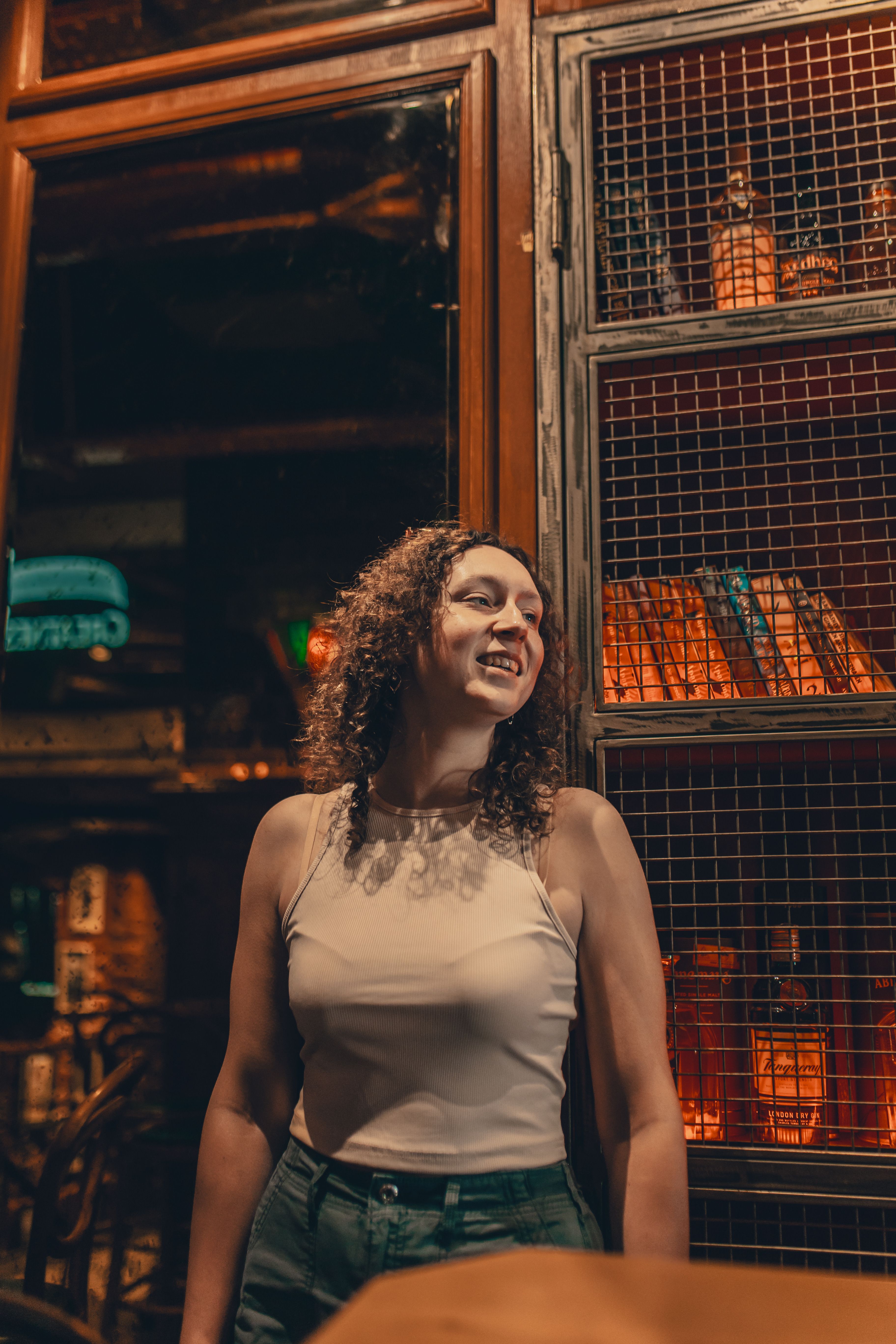 Mujer Joven Sonriendo En El Interior De Un Café De Estambul · Foto de ...