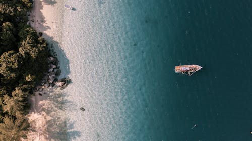 Boot Auf Dem Gewässer Nahe Insel