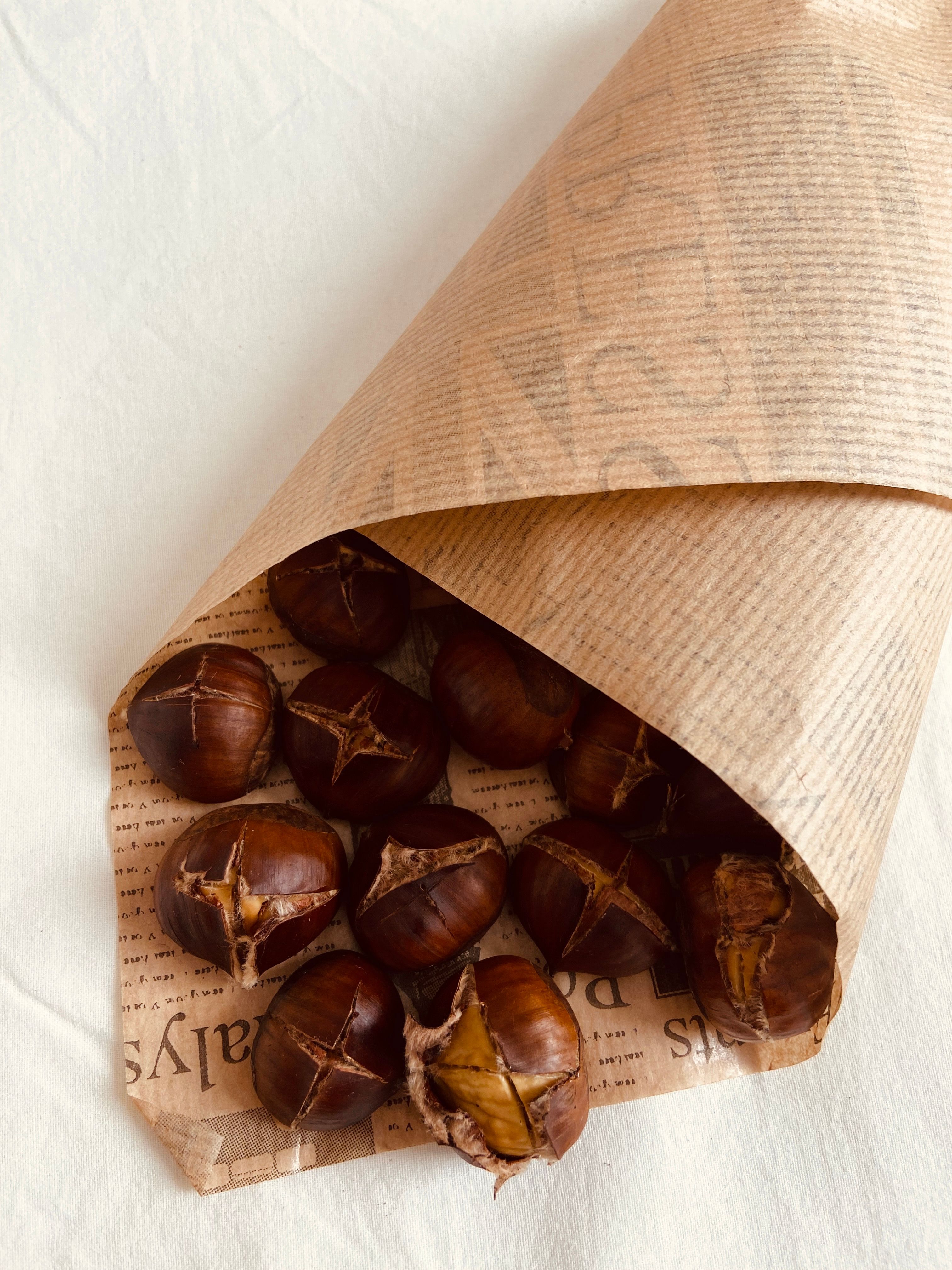 Castanhas Rústicas Embrulhadas Em Papel Branco · Foto profissional gratuita