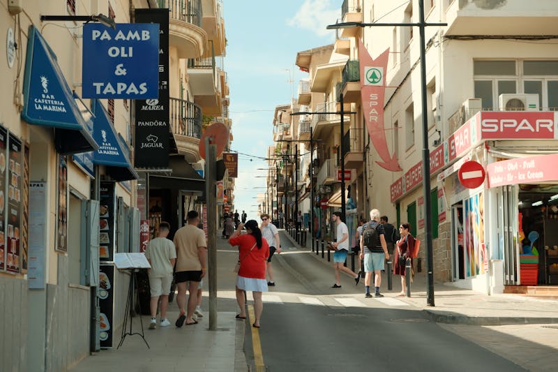 Scène animée de rue vibrante à Porto Cristo, Espagne