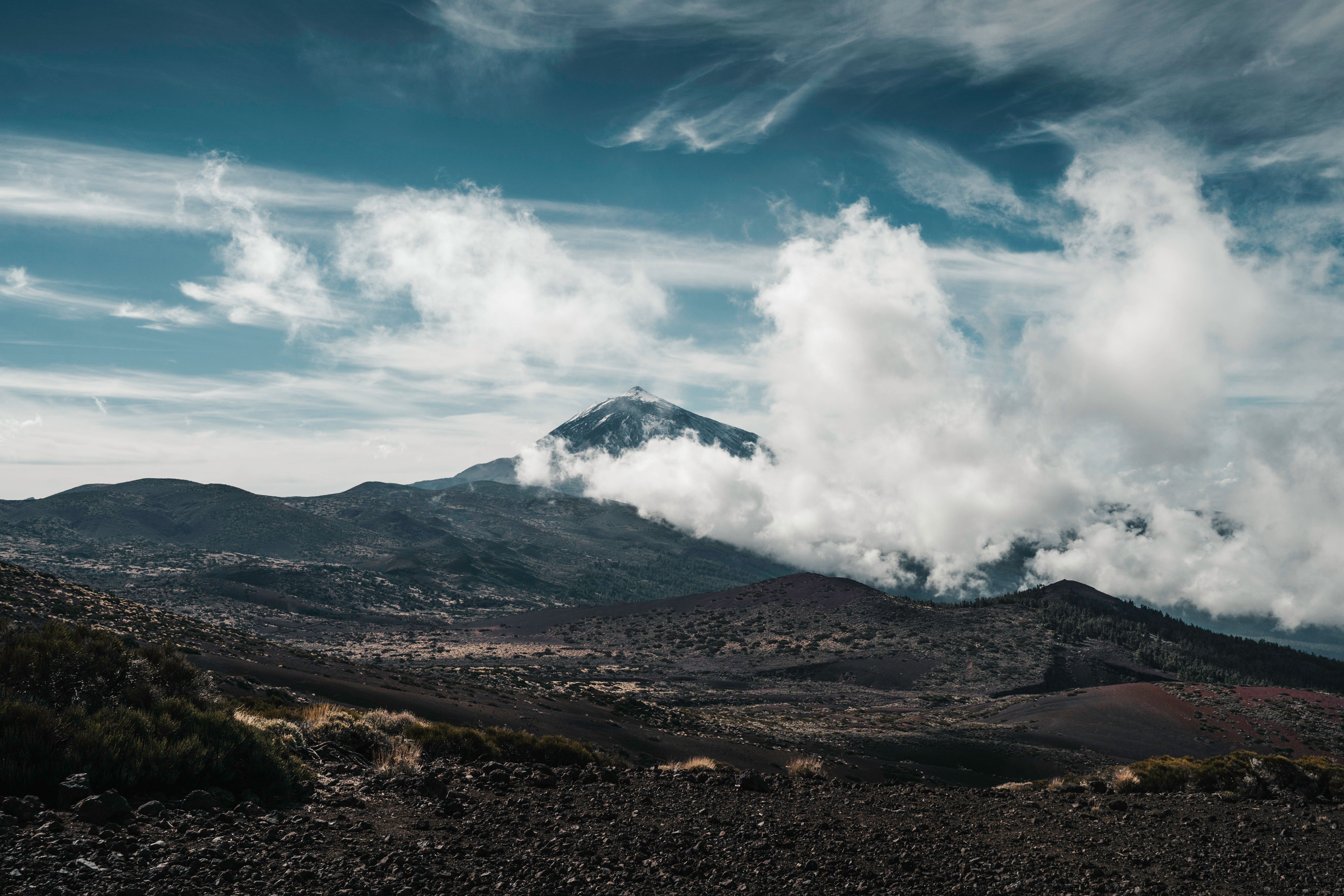Vista del Teide con nubes dramáticas en Tenerife