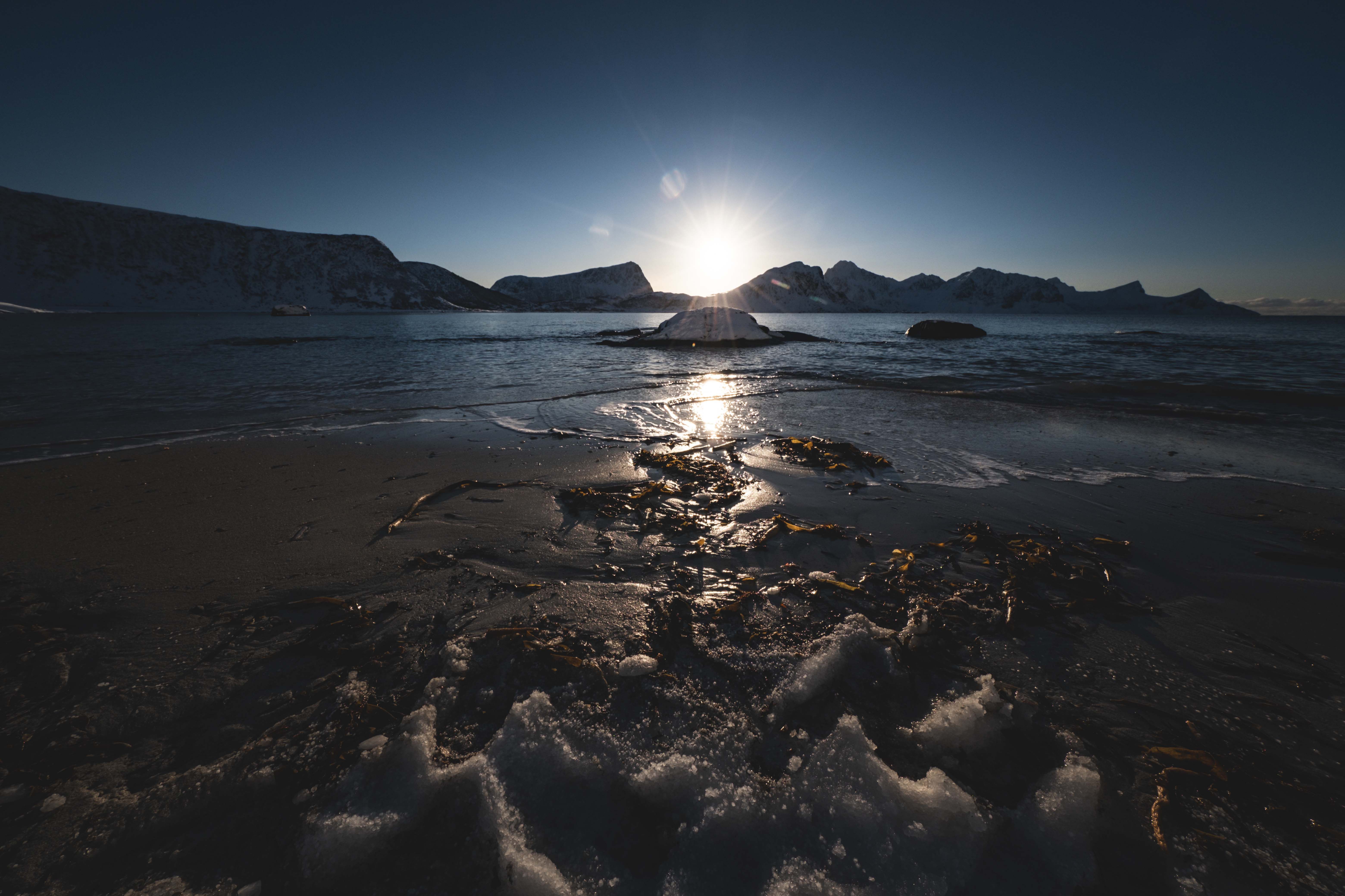 Strand-Sonnenaufgang fotografieren ohne harte Reflexe oder ausgewaschene Himmel — weite und nähere ansichten mischen