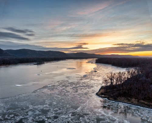 Free A stunning winter sunset over the ice-laden Mississippi River in West Newton, Minnesota. Stock Photo