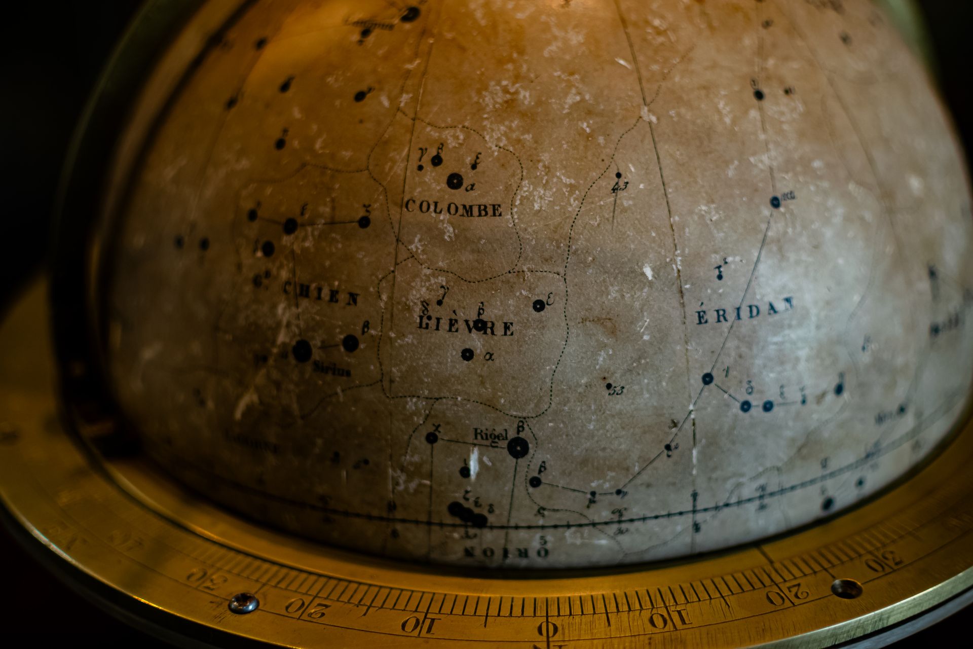 Müzede sergilenen detaylı bir bronz astrolab
