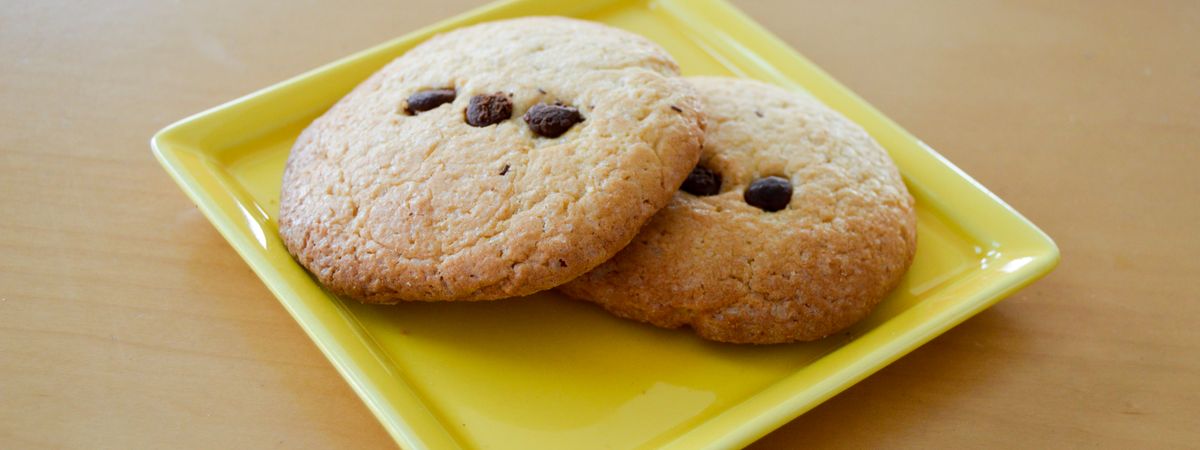 Dos galletas con pepitas de chocolate