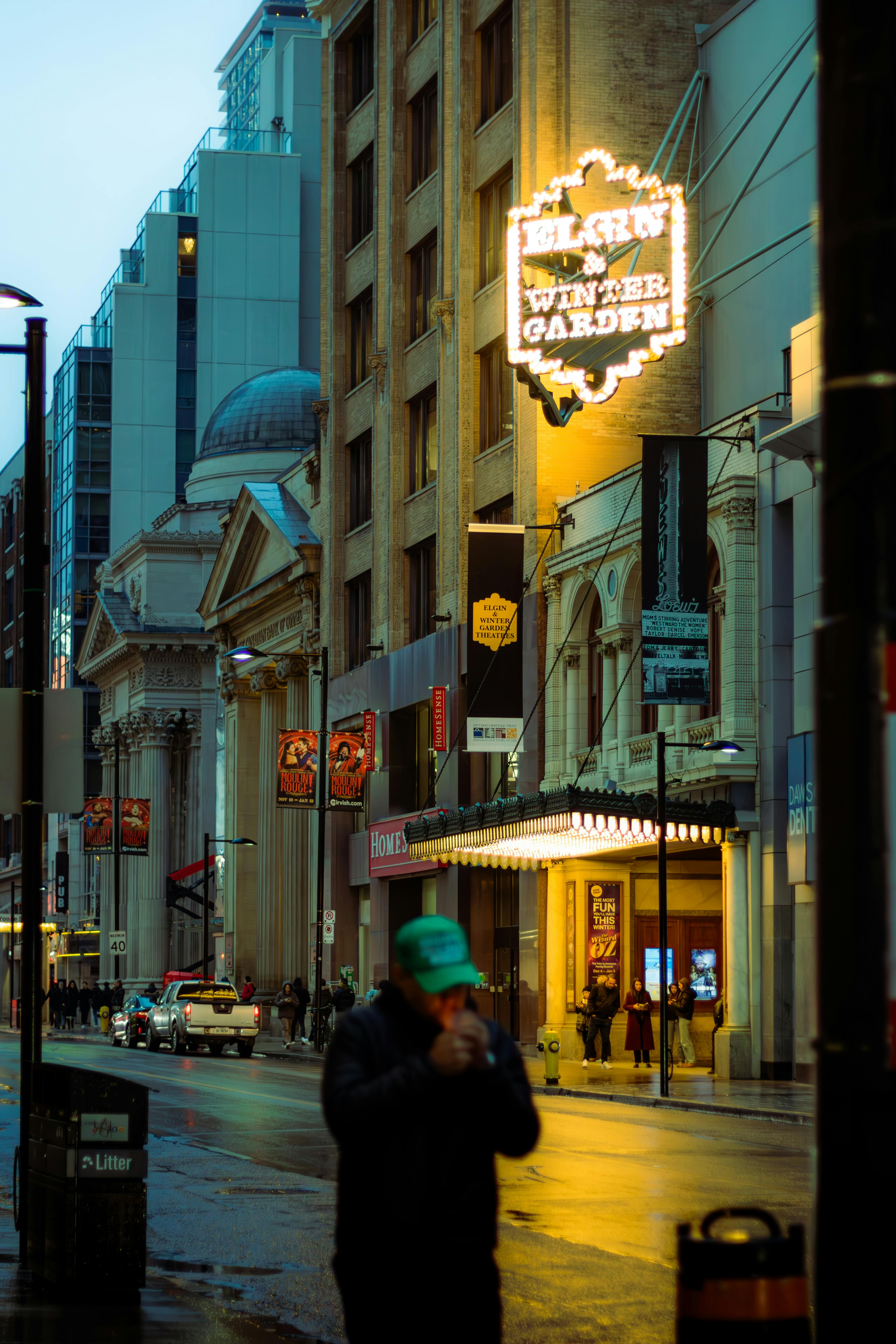 Gratis Livlig bygatescene i Toronto med historiske Elgin og Winter Garden Theatre i skumringen. Arkivbilde