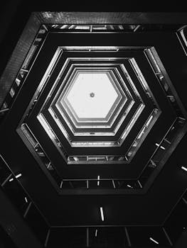 醒目的黑白照片从低角度突出了天花板的几何结构