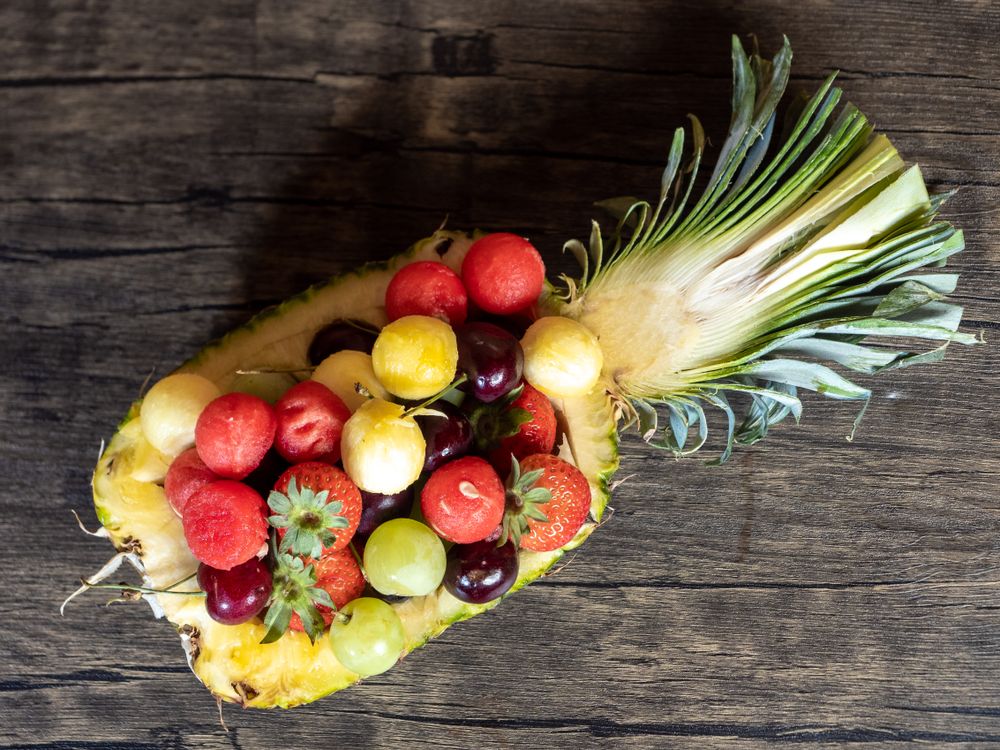 Ensalada De Frutas Con Forma De Barco Y Piña Vibrante · Foto de stock ...