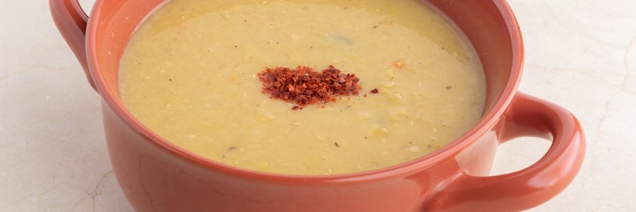 Foto de Sopa turca de lentilha vermelha com pão sírio tostado