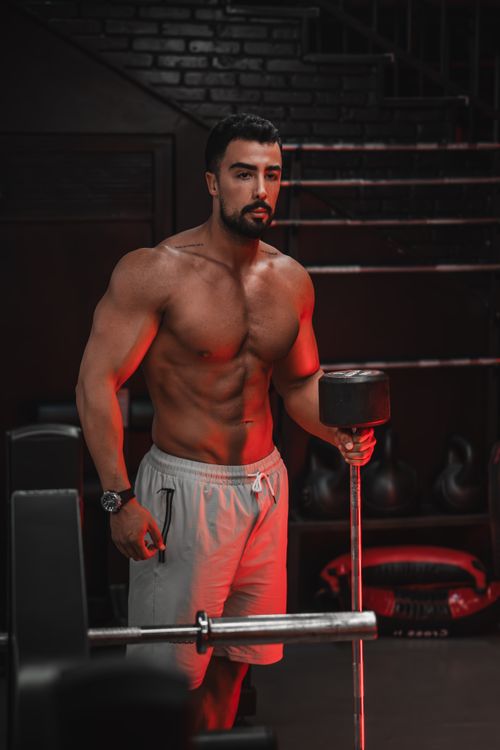Free Fit muscular man exercising with a sledgehammer at the gym, showcasing strength and fitness. Stock Photo