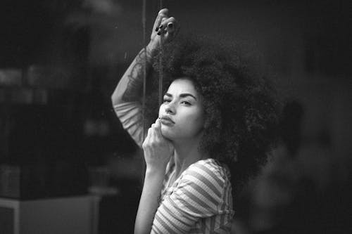 Základová fotografie zdarma na téma afro vlasy, brunetka, černý a bílý portrét