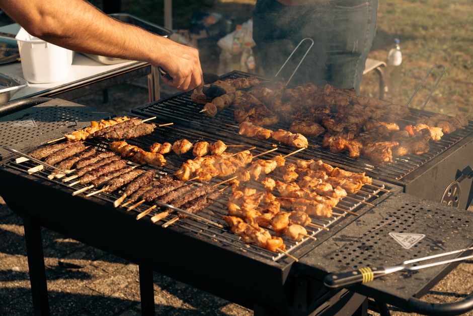 BBQ-feest met plantaardige vleesalternatieven op de grill. BBQ-feest met plantaardige vleesalternatieven op de grill.