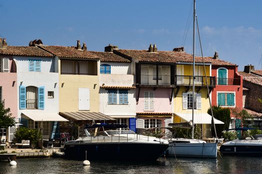 Charming pastel-colored houses lining the water in Port Grimaud, Provence-Alpes-Côte d'Azur, France.