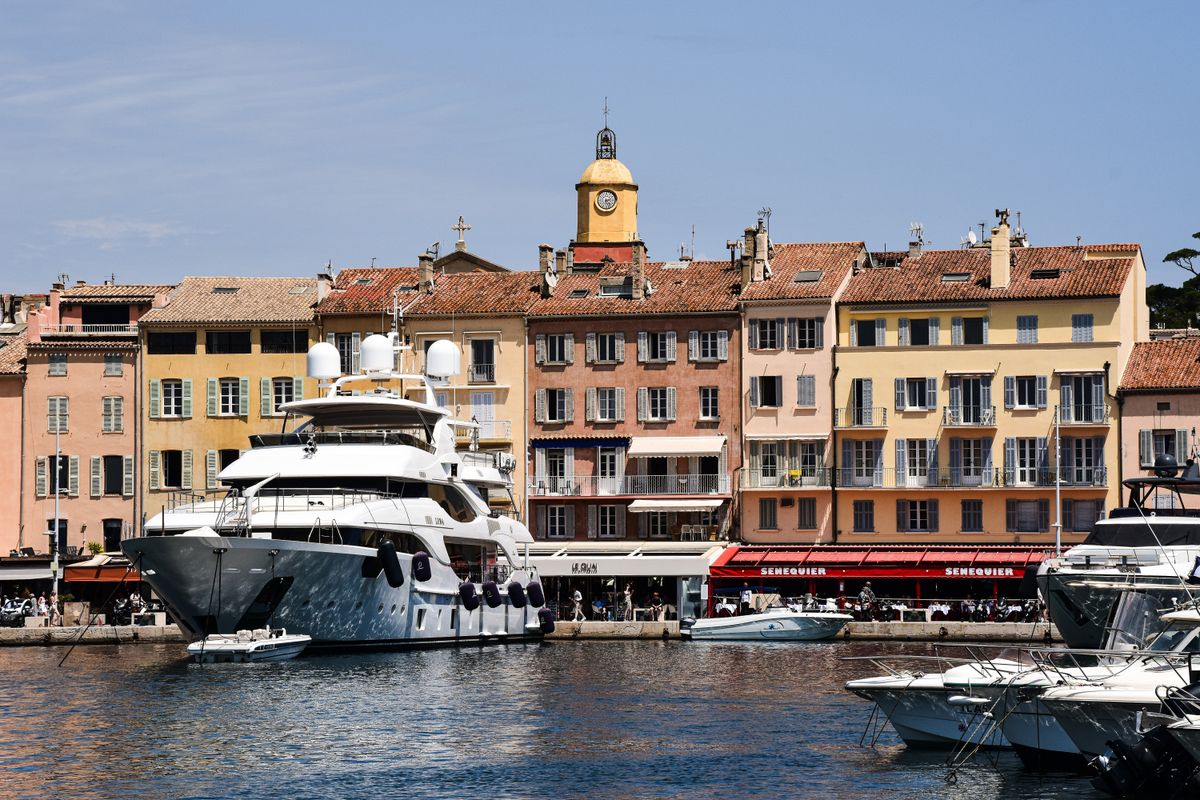 Yachts de luxe amarrés dans le port de Saint-Tropez, architecture provençale en arrière-plan