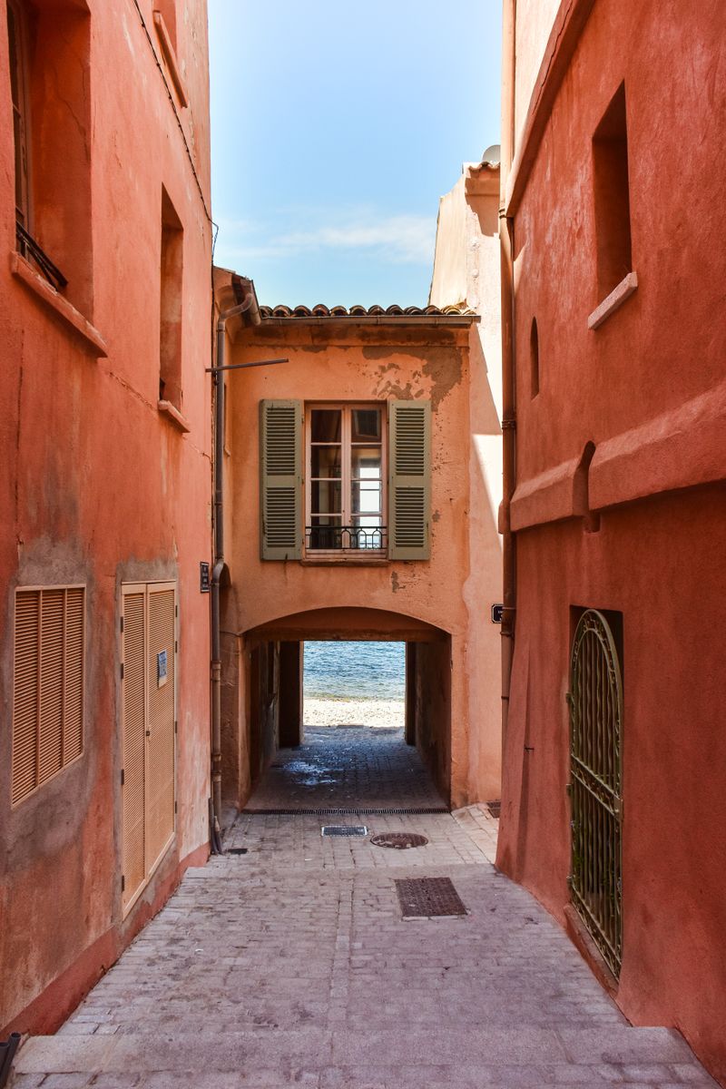 Alee îngustă cu case colorate în Saint-Tropez