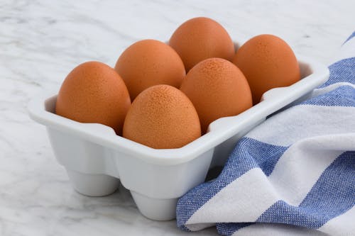 흰 쟁반에 6 개의 유기농 계란