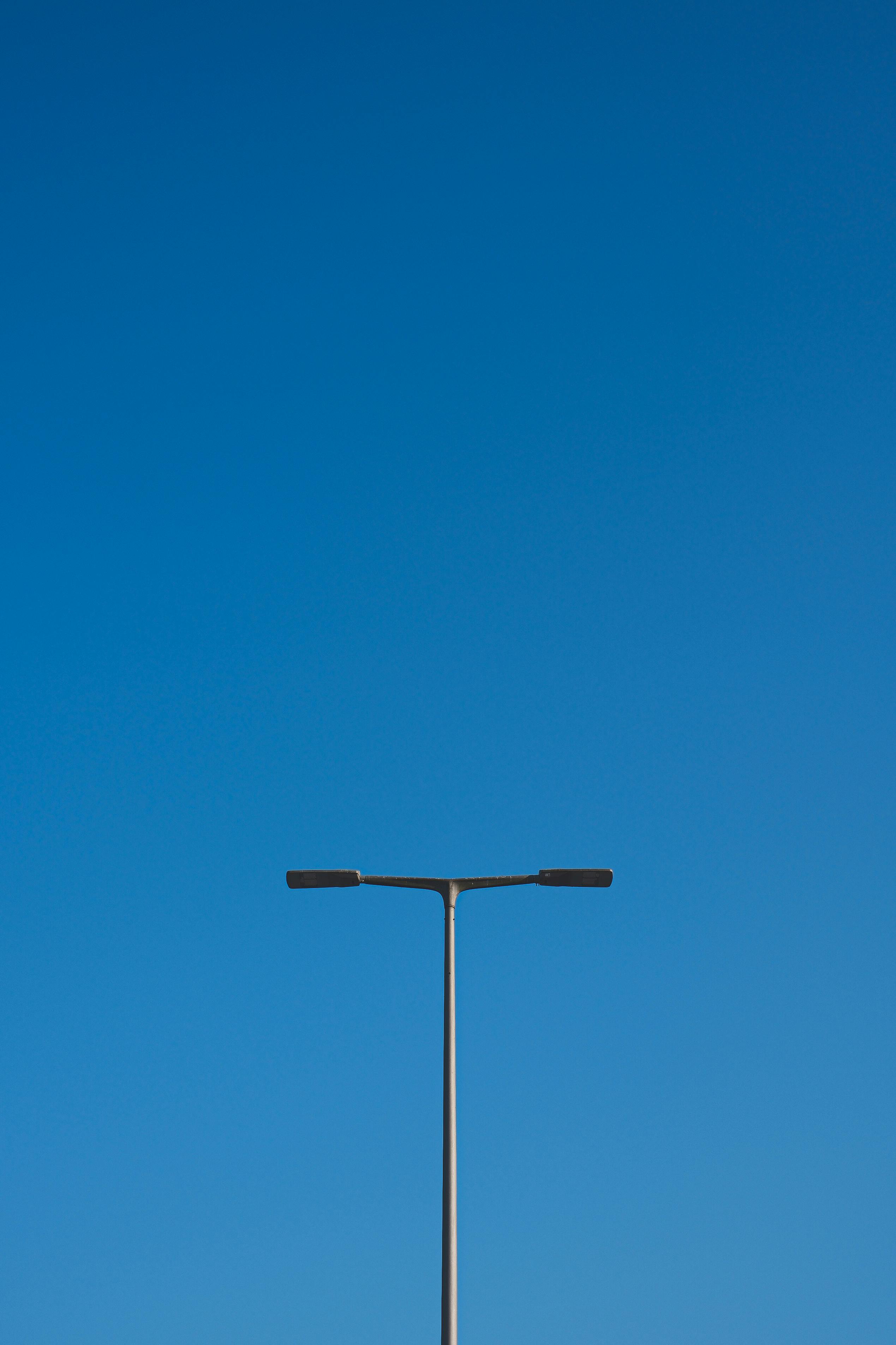 Gratuit Un luminar solitar așezat pe un cer albastru vibrant, prezentând un design urban minimalist. Fotografie de stoc