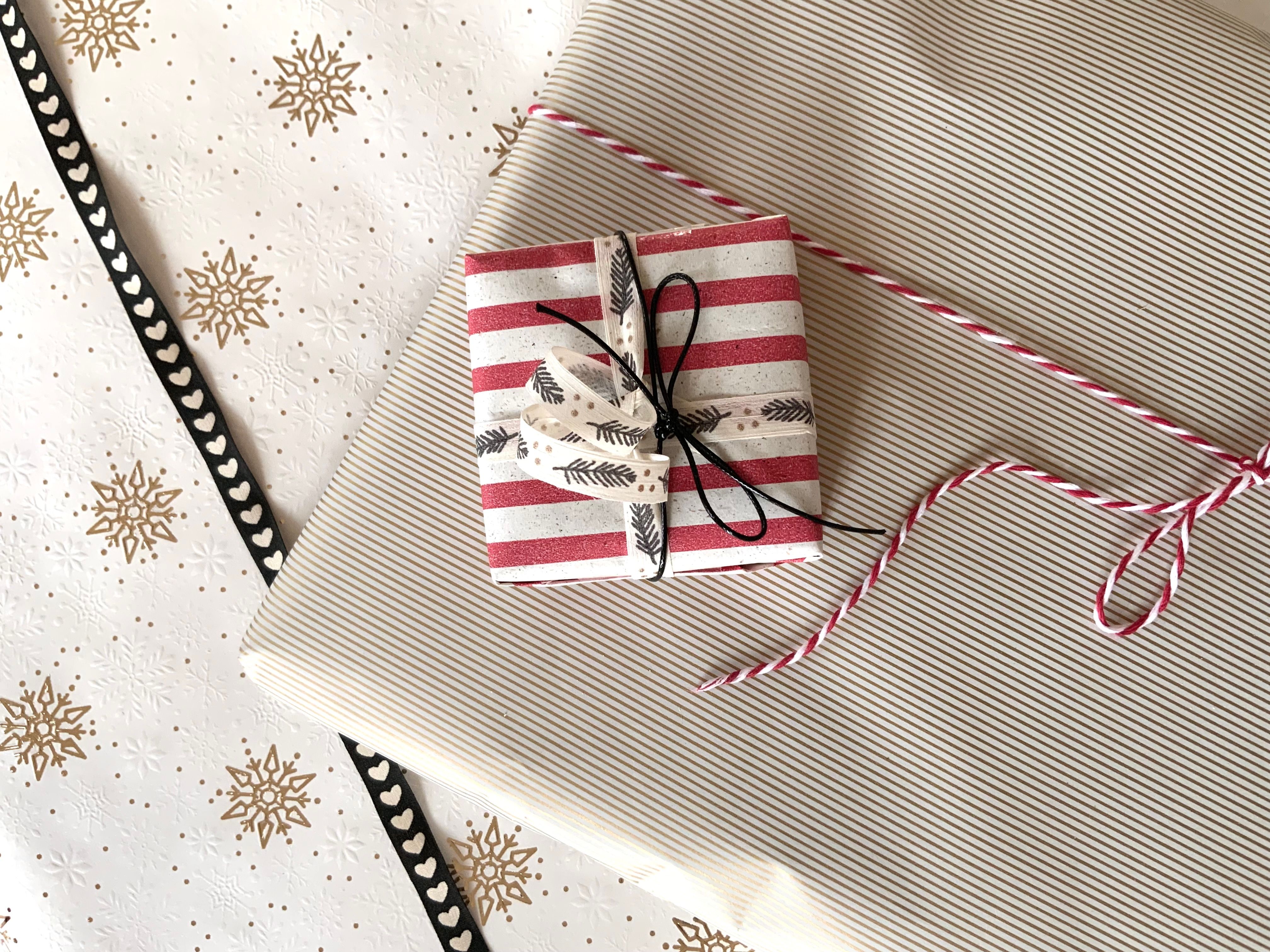 Regalos Navideños Elegantes Envueltos Con Papel Rayado · Foto de stock ...