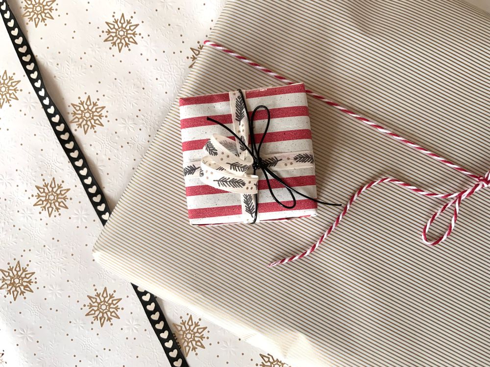 Regalos Navideños Elegantes Envueltos Con Papel Rayado · Foto de stock ...