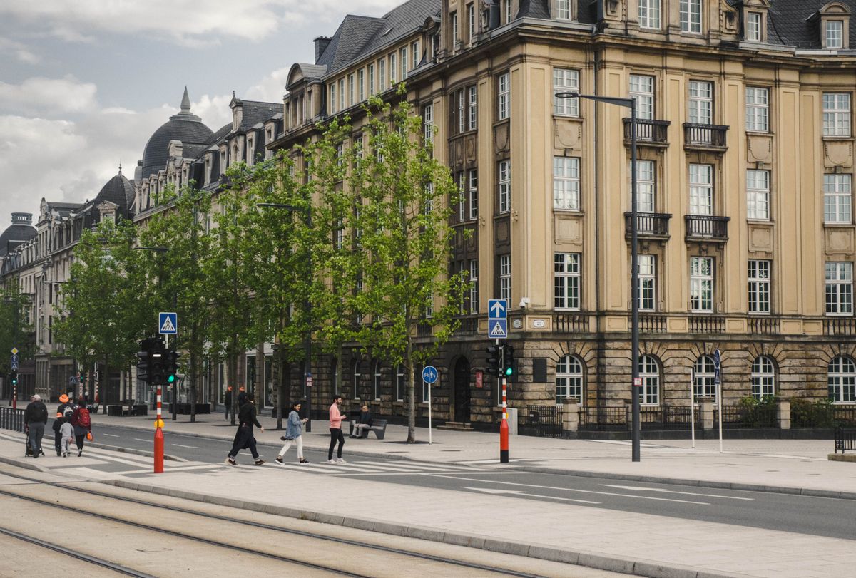 Stradă din Luxembourg cu șine de tramvai și trecere de pietoni