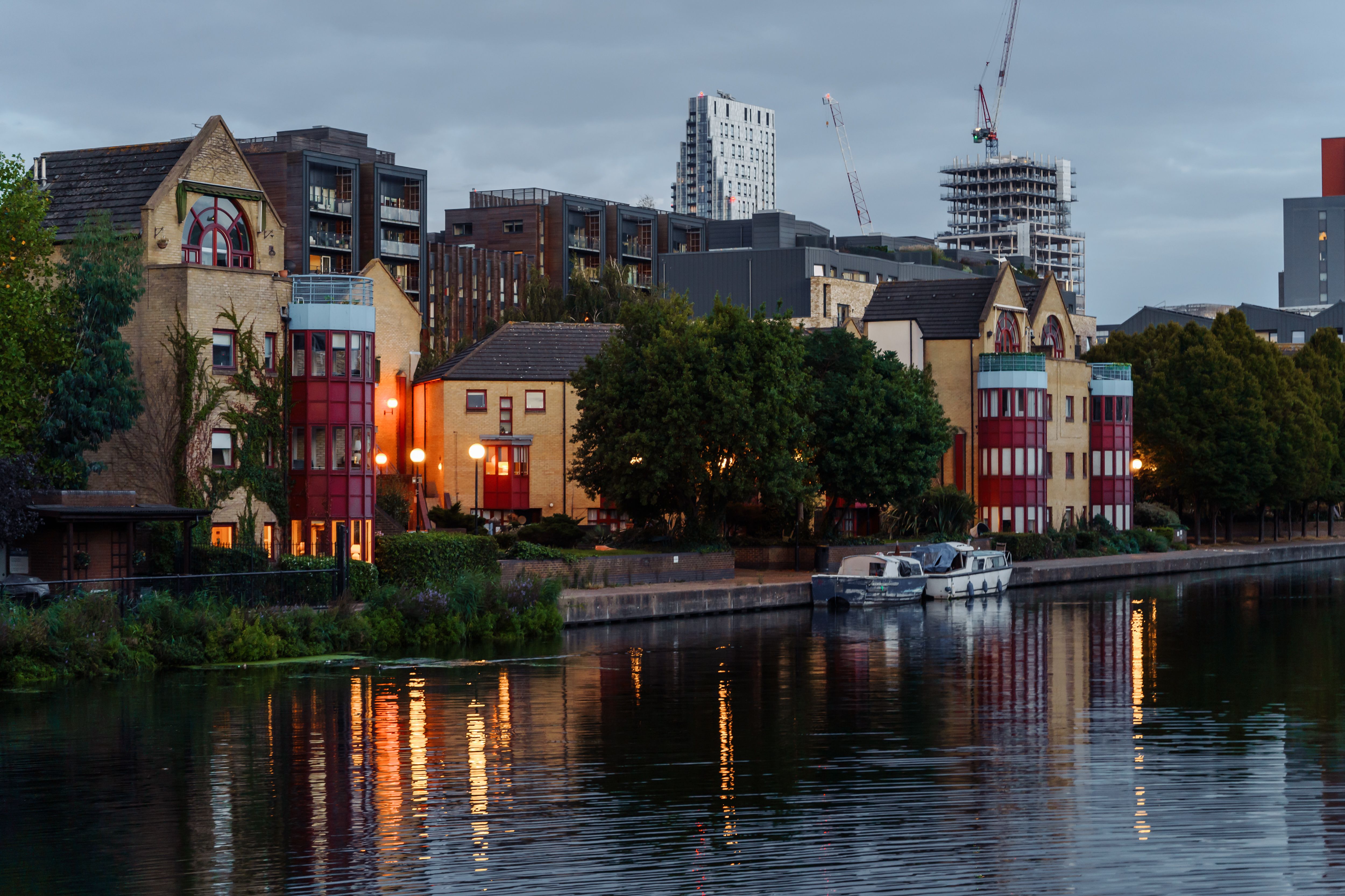 Londra'nın güneyindeki bir apartman bölgesinin gece görünümü