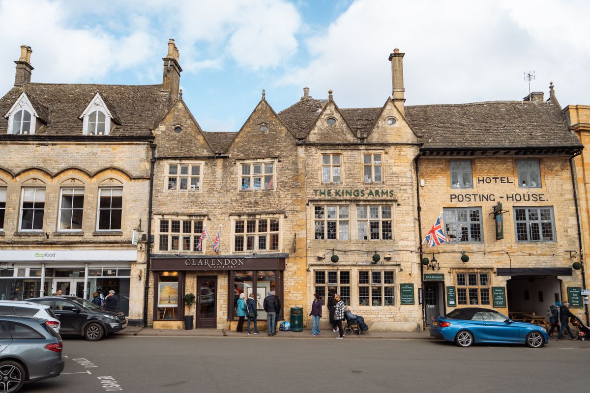 Piata centrala din Stow-on-the-Wold, cu hanuri de piatra
