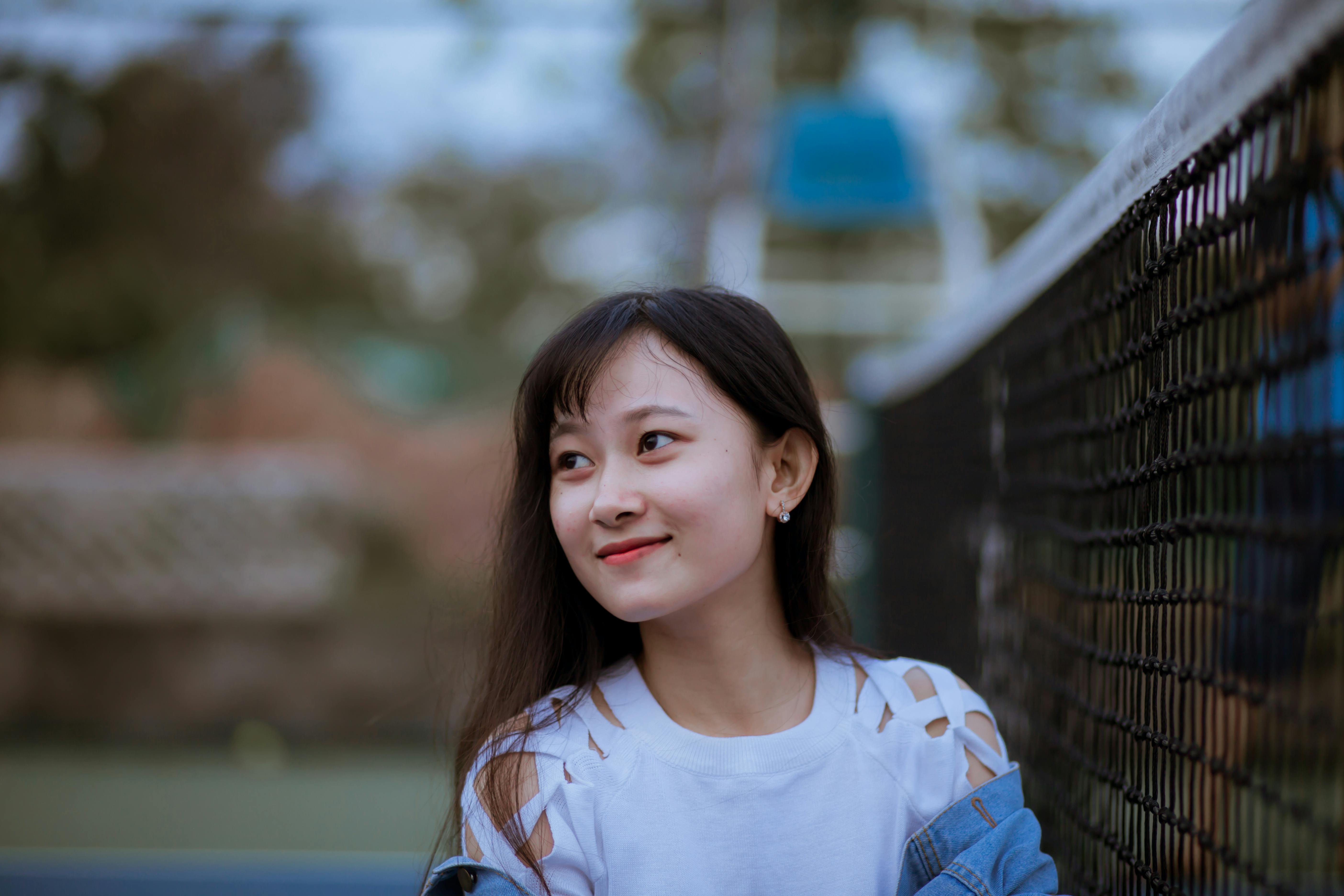 무료 10대, 고요한 표정, 귀걸이의 무료 스톡 사진