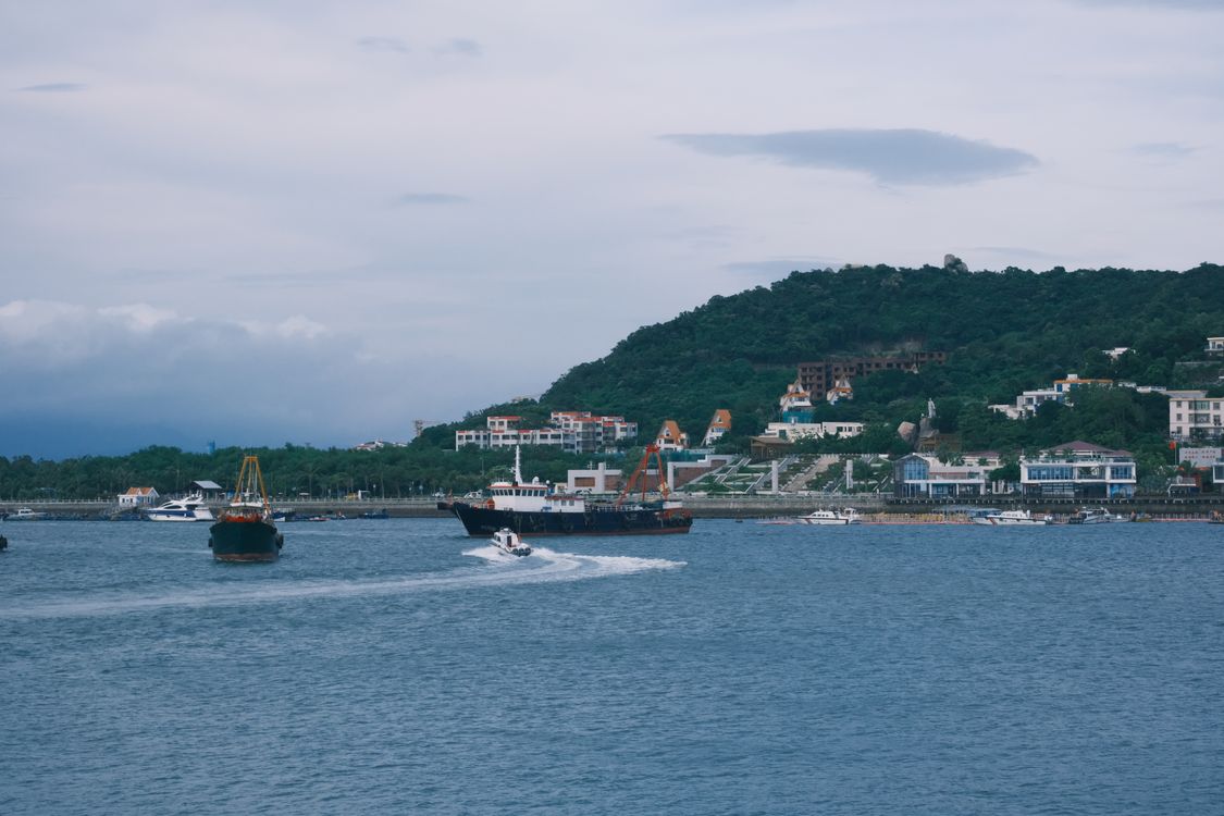 Vista Panorámica Del Puerto Costero Con Barcos Y Colinas · Foto de ...
