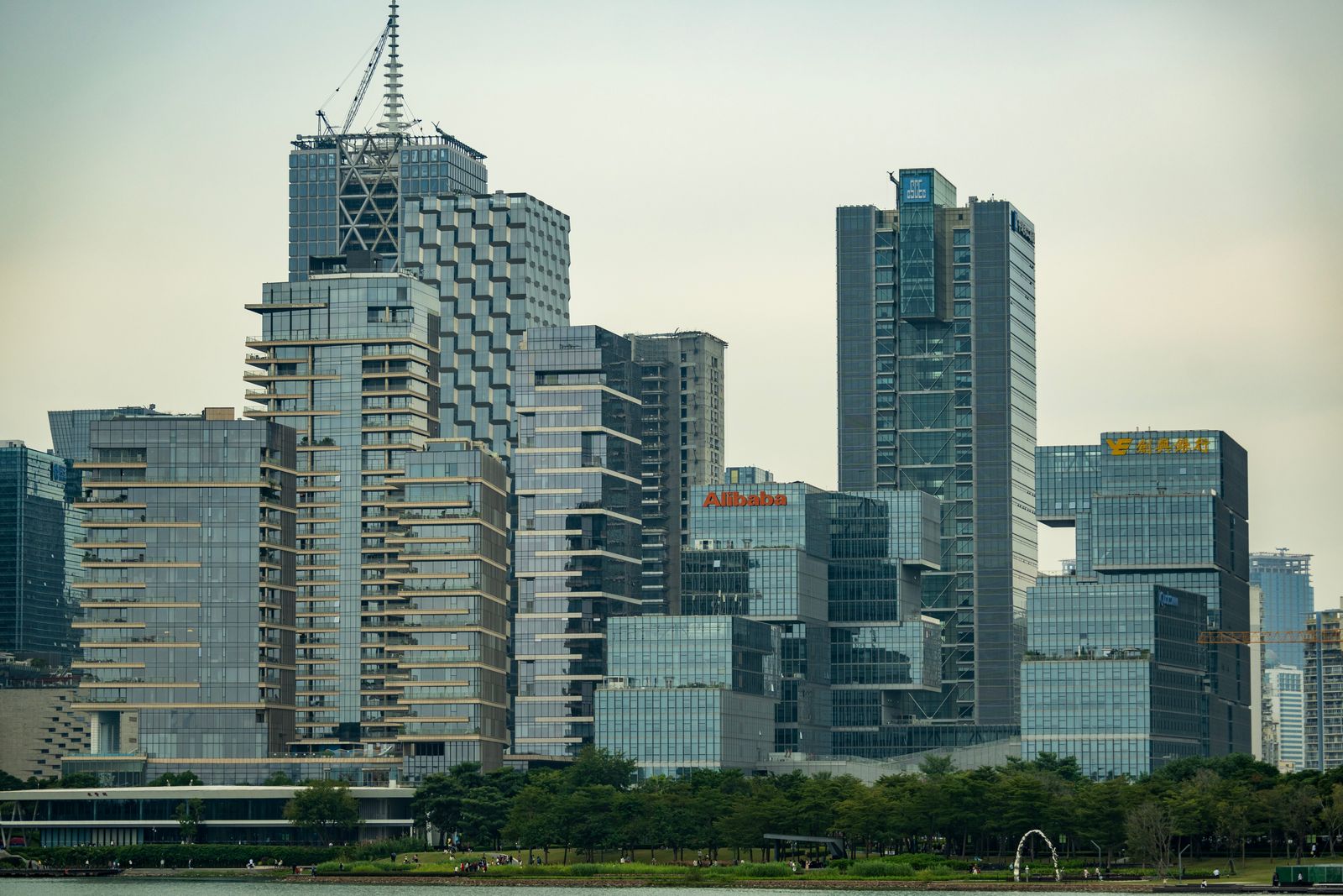 Sede da Alibaba em Hangzhou, China, com fachada corporativa