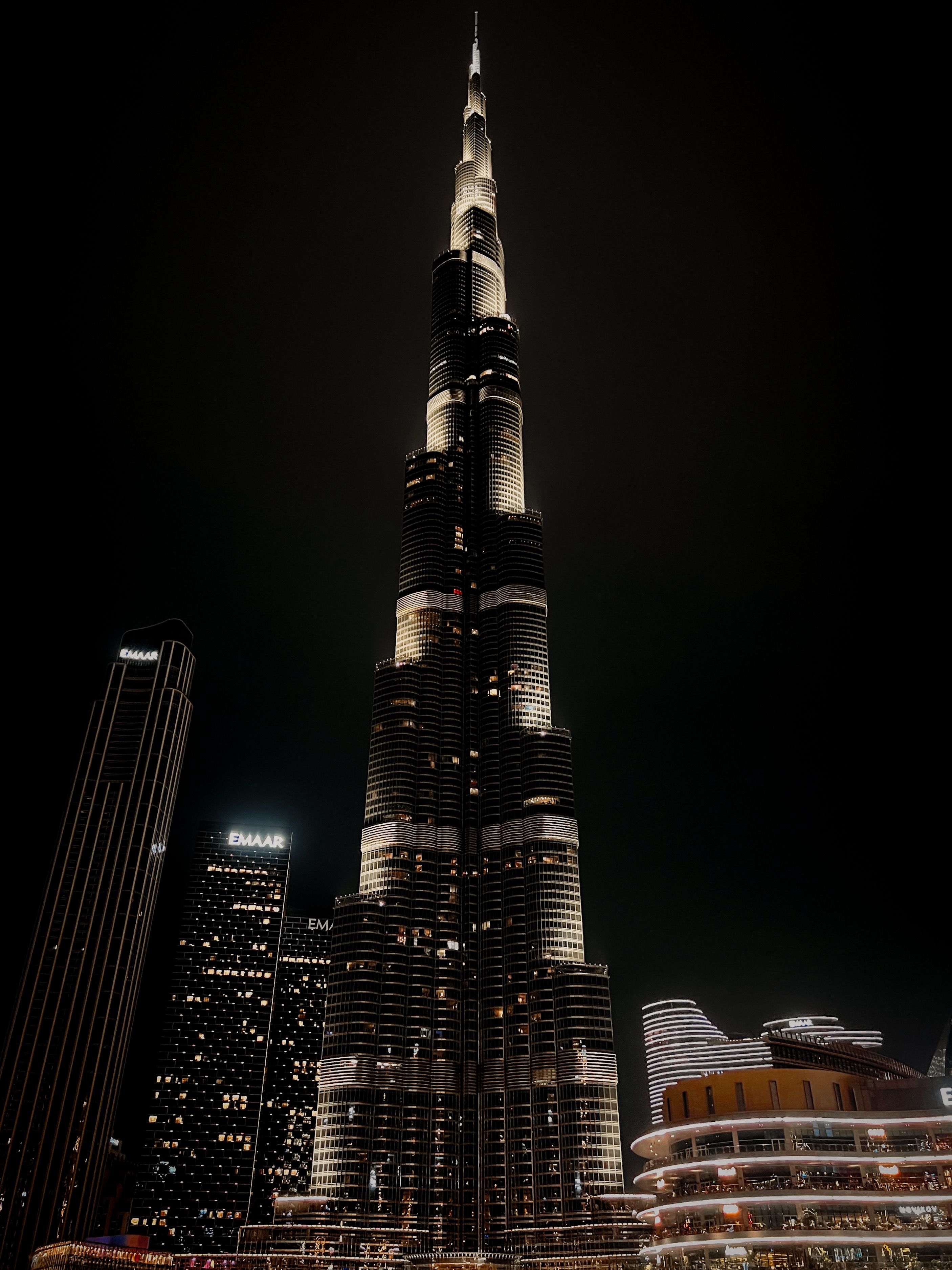Miễn phí Bức ảnh chụp ban đêm tuyệt đẹp của tòa nhà Burj Khalifa được chiếu sáng ở Dubai trên nền trời tối. Ảnh lưu trữ